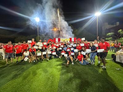 Los campeones con sus respectivos diplomas que deben ser encuadrados para su mayor duración