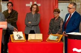 El presidente de la Fundación Nicolás Guillén y nieto del poeta, Nicolás Hernández Guillén; exhibe los objetos del poeta cubano que fueron introducidos a la Caja de las Letras del Instituto Cervantes.