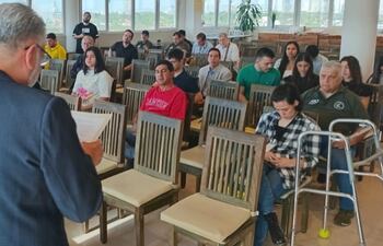 Jornada inaugural del Seminario “Herramientas para la buena Comunicación”, el pasado 27 de setiembre. Frente a los participantes, Gustavo Rojas B., presidente del CVP, y Bernardo Neri Farina, disertante.