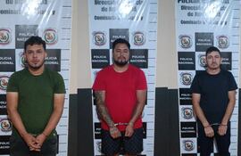 Los tres imputados tras el violento ataque a un oficial dentro de una comisaría.