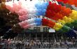Coloridos globos durante la marcha del orgullo en la quinta avenida de Nueva York.