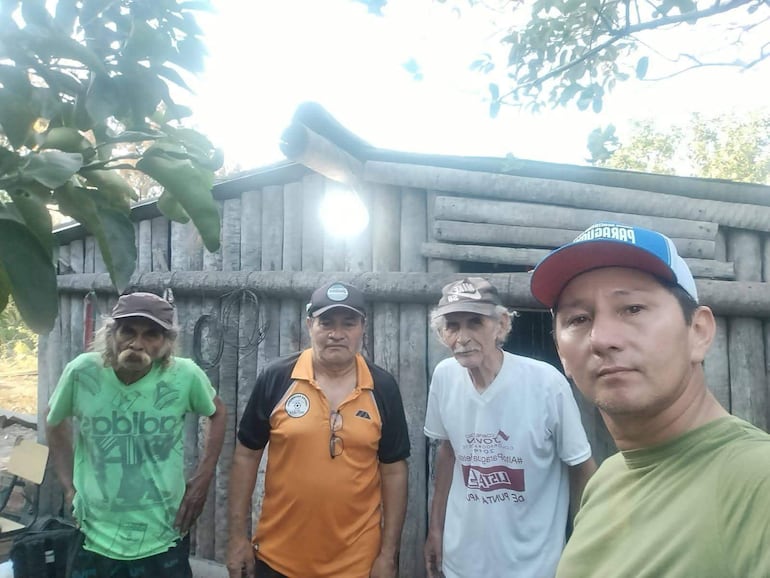 Los abuelitos de Fuerte Olimpo en compañia de sus benefactores
