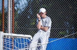 Matías Galarza en la gradería del Complejo Oceánico apoyando a su hermando Lucas Galarza, portero del Sportivo Iteño. (Foto: leticiaestechepy_ / instagram)