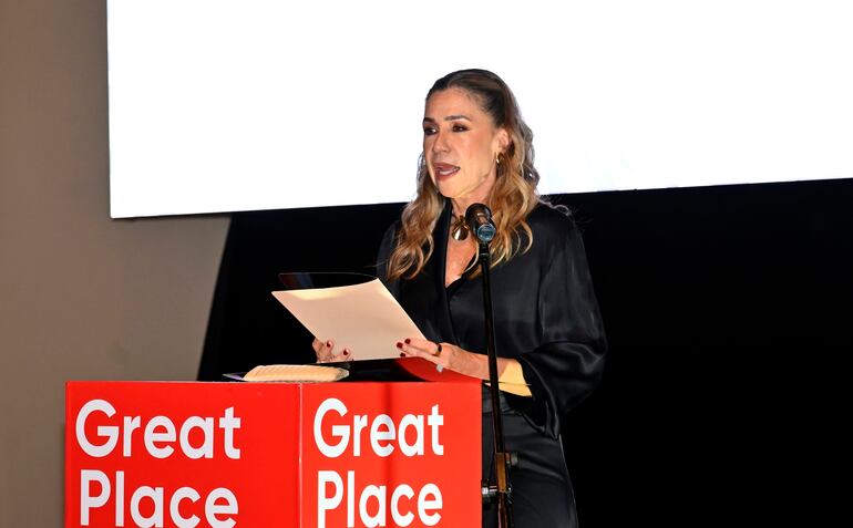 Carolina Bestard, directora ejecutiva de Great Place To Work (GPTW) Paraguay, durante su discurso.