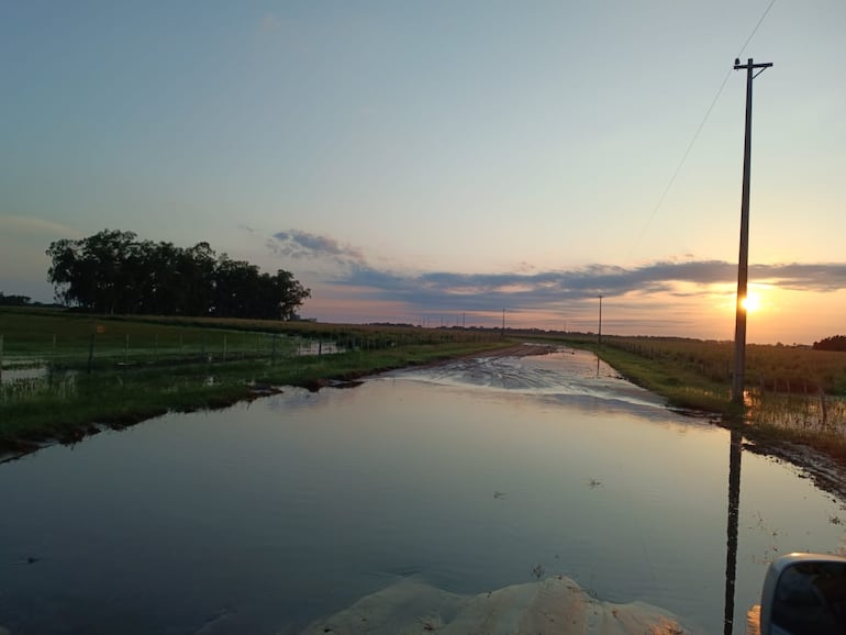 Camino rural que conecta la ruta PY04 con la localidad de Duarte Cue, Punta Diamante, Piretu Cue y San Jorge en el distrito de Tacuaras.