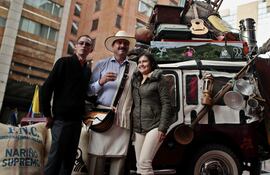 Fotografía de archivo del 27 de junio de 2017 de personas posando junto a el personaje "Juan Valdez"(c), durante la celebración del 90 aniversario de la Federación Nacional de Cafeteros, en Bogotá (Colombia). El cafetero colombiano Carlos Castañeda, quien desde hace 20 años encarnaba al icónico y bigotudo personaje de Juan Valdez, que representaba a la marca Café de Colombia, falleció este viernes en Medellín.