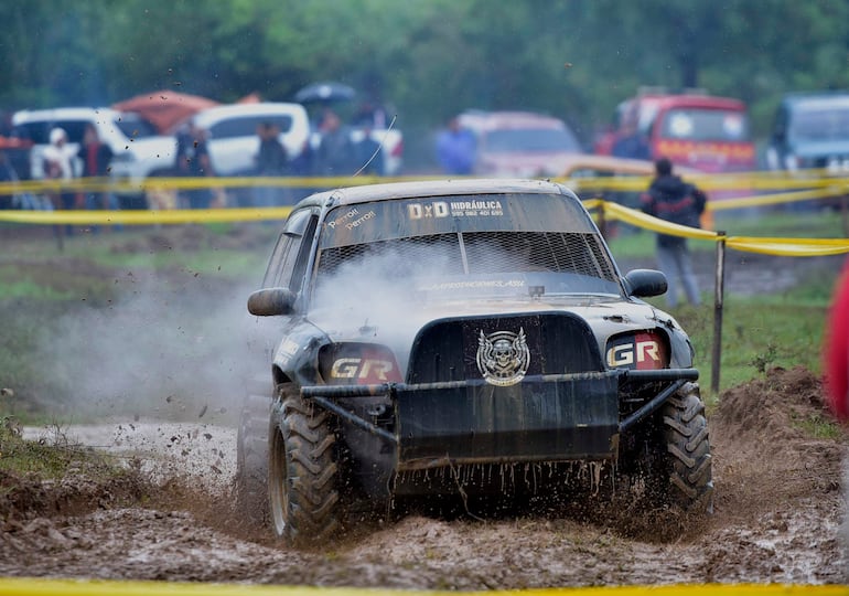 Competencia off-road en el Club Cateura 4x4 en Ybycuí.
