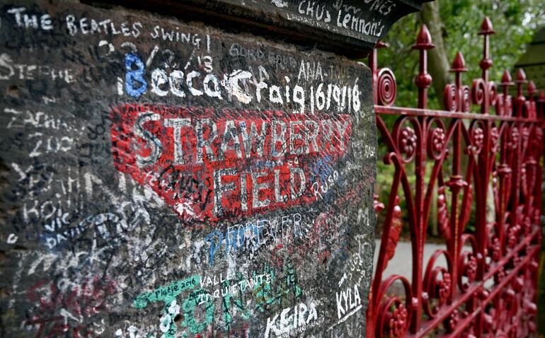 Graffiti en las puertas de Strawberry Field en Liverpool. Los fanáticos de los Beatles ahora pueden hacer un viaje por el santuario infantil de John Lennon que inspiró la canción seminal “Strawberry Fields Forever”, con el antiguo hogar de niños.