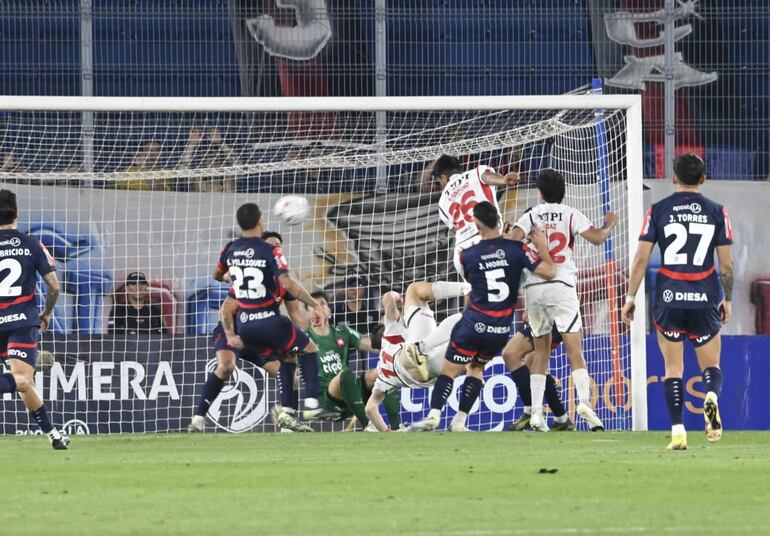 Los jugadores de Atlético Tembetary celebran un gol en el partido frente a Cerro Porteño por la undécima fecha del torneo Clausura 2025 de la Primera División de Paraguay en el estadio La Nueva Olla, en Asunción, Paraguay.