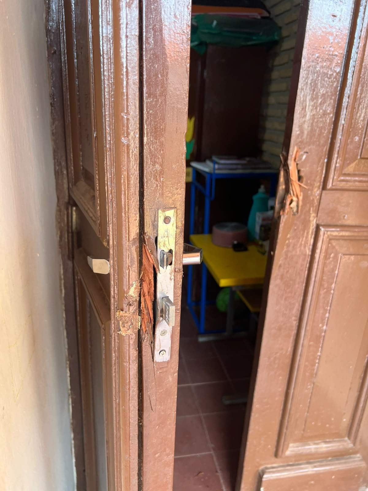 Forcejean puerta de escuela en Luque y se llevan varios objetos