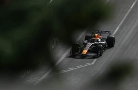 El monoplaza Red Bull Racing del neerlandés Max Verstappen durante la clasificación del Gran Premio de Azerbaiyán en el Circuito callejero de Bakú, en Bakú, Azerbaiyán.