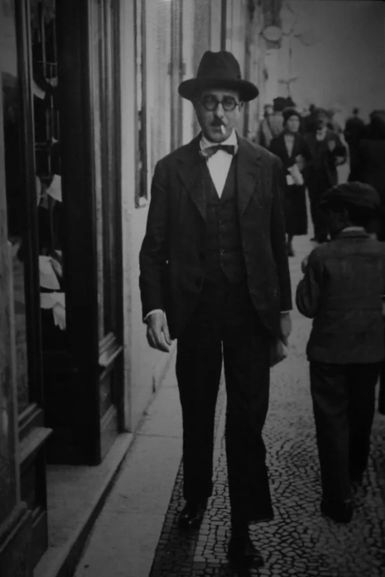 Fernando Pessoa en la «Baixa» de Lisboa