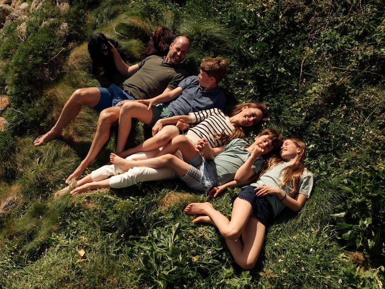 Con esta postal familiar, William de Inglaterra y Kate Middleton recordaron en las redes sus Bodas de Cristal. (Instagram/The Prince and Princess of Wales)