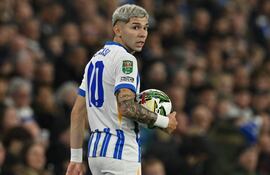 Julio Enciso fue titular en el Brighton que cayó ante el Liverpool