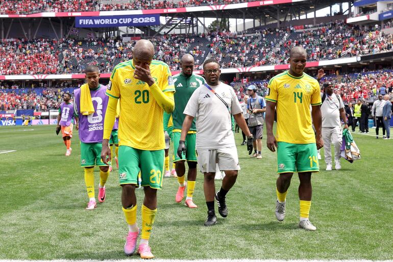 Khuliso Mudau de Sudáfrica y sus compañeros dejan el campo de juego tras el partido de los dieciseisavos de final de la Copa Mundial de la FIFA 2026 entre Sudáfrica y Canadá, en Ángeles, EE. UU..