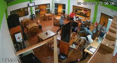 El asalto fue filmado íntegramente por las cámaras de seguridad del local gastronómico.