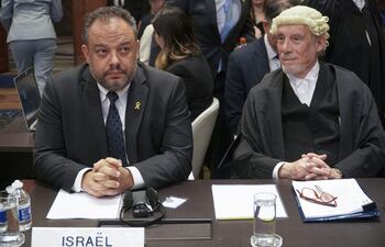 LA HAYA, 12/01/2024.- El Equipo legal de Israel defiende ante la Corte Internacional de Justicia (CIJ) las acusaciones sudafricanas este viernes en La Haya, Países Bajos. El equipo legal israelí ante la Corte Internacional de Justicia (CIJ) responderá este viernes a las acusaciones hechas por Sudáfrica, que argumentó que Tel Aviv mantiene un patrón de conducta genocida como política estatal y exigió el fin de las operaciones militares en Gaza, afirmaciones que Israel ya tildó de falsas e infundadas. EFE/ Imane Rachidi