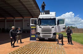 Fotografía cedida por la Secretaría Nacional Antidrogas de Paraguay (Senad) donde se observa a algunos de sus integrantes custodiando una incautación de pasta base de cocaína. La Senad informó que incautó 425 kilos de pasta base de cocaína en la ciudad de Pedro Juan Caballero, capital del departamento de Amambay (norte), que iban a ser trasladados a Brasil en un "camión de gran porte" que era manejado por un sexagenario que quedó detenido.
