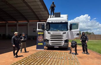 Fotografía cedida por la Secretaría Nacional Antidrogas de Paraguay (Senad) donde se observa a algunos de sus integrantes custodiando una incautación de pasta base de cocaína. La Senad informó que incautó 425 kilos de pasta base de cocaína en la ciudad de Pedro Juan Caballero, capital del departamento de Amambay (norte), que iban a ser trasladados a Brasil en un "camión de gran porte" que era manejado por un sexagenario que quedó detenido.