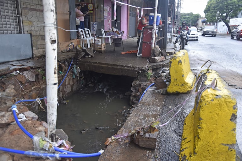 Desague cloacal abierto en plena vereda sobre Tte. López, al costado del Abasto, explotó durante la lluvia.