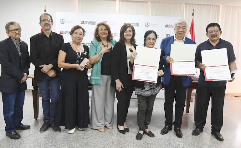Los ganadores de los premios y adjudicados con fondos para investigación posan tras el acto celebrado en la Sala de Intendentes de la Municipalidad de Asunción.