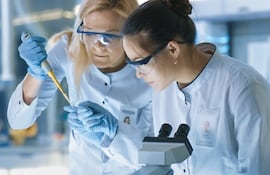 Mujeres en un laboratorio.