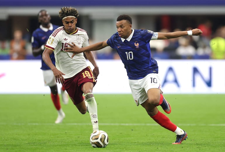 Kylian Mbappé de Francia disputa el balón contra Lamine Yamal de España durante el partido de semifinales de la Copa Mundial de la FIFA 2026 entre Francia y España en el Dallas Stadium, en Arlington, Texas.