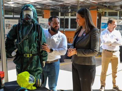 La viceministra de Industria, Lorena Méndez, conversa con uno de los técnicos, tras el seminario sobre seguridad industrial en el INTN.
