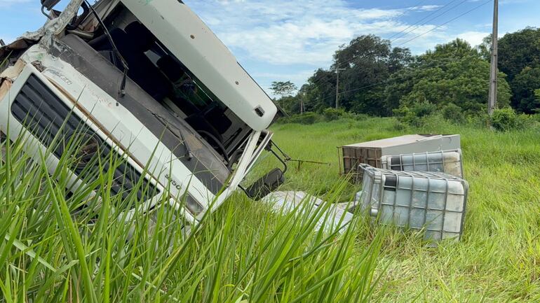 Uno de los camiones involucrados en el aparatoso accidente.