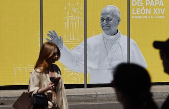 Una valla publicitaria con motivo de la próxima visita del Papa León XIV a España, este jueves en el centro de Madrid.