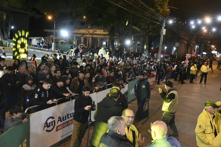 Una gran cantidad de público colmó la tradicional largada simbólica en Santaní.
