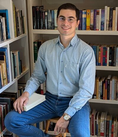 La obra está compuesta por poemas y prosas sutilmente reflexivas que siguen cierto hilo conector, ofreciendo una perspectiva innovadora sobre la peculiar naturaleza chaqueña. En la imagen el autor Giuliano Fasanello.