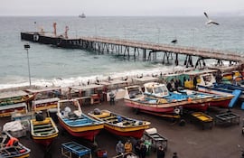 Vista general del muelle pesquero artesanal de Caleta Portales durante una alerta de tsunami en Valparaíso, Chile, el 30 de julio de 2025. Uno de los terremotos más fuertes jamás registrados azotó el Lejano Oriente de Rusia, escasamente poblado, el miércoles, provocando tsunamis de hasta cuatro metros de altura en el Pacífico y provocando evacuaciones desde Hawái hasta Japón.