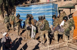 Soldados de las Fuerzas Armadas de Bolivia limpian zonas de bloqueos tras acuerdo con manifestantes.