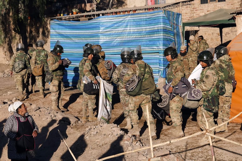 Policías y militares limpian carreteras bloqueadas en el occidente y centro de Bolivia - Mundo