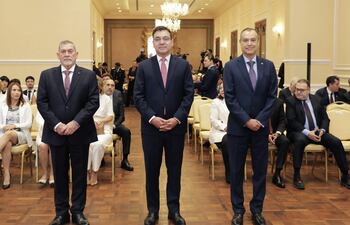 Los nuevos embajadores de Paraguay: en Bolivia, el vicealmirante Enrique Guerrero (i); en Perú, Octavio Ferreira (c), y en Ecuador, Roberto Benítez, durante el juramento de sus cargos ante el presidente de Paraguay, Santiago Peña, en el Palacio de Gobierno este lunes, en Asunción (Paraguay).