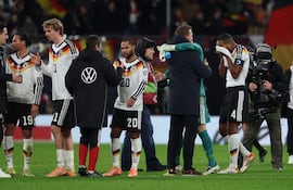 Los jugadores de Alemania celebran el triunfo por goleada (6-0) sober Eslovaquia y la clasificación al Mundial FIFA 2026.