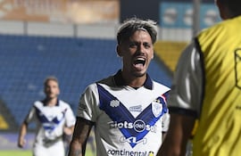 Elvio Vera, futbolista de Sportivo Ameliano, celebra un gol en el partido ante Sportivo Luqueño por la cuarta fecha del torneo Apertura 2026 de la Primera División de Paraguay en el estadio Erico Galeano, en Capiatá, Paraguay.