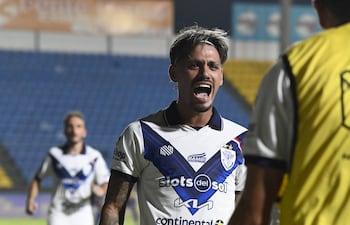 Elvio Vera, futbolista de Sportivo Ameliano, celebra un gol en el partido ante Sportivo Luqueño por la cuarta fecha del torneo Apertura 2026 de la Primera División de Paraguay en el estadio Erico Galeano, en Capiatá, Paraguay.