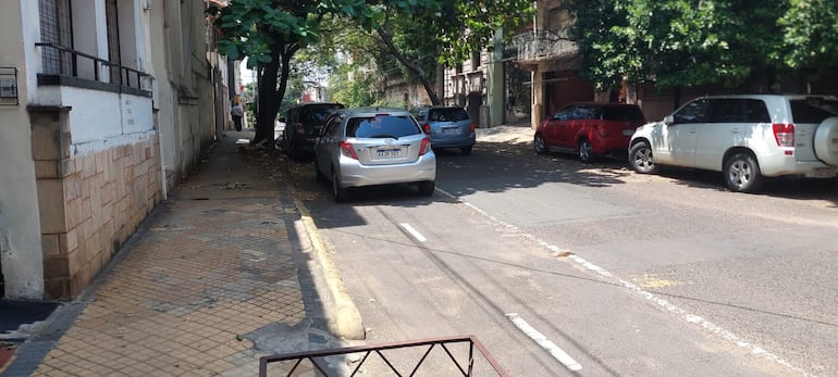La PMT no controla el estacionamiento de vehículos sobre la bicisenda.