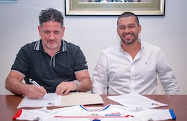 El entrenador Felipe Giménez (d) durante la firma de contrato en Nacional.