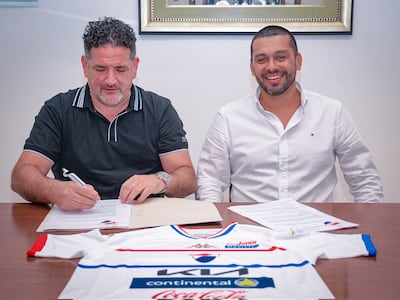 El entrenador Felipe Giménez (d) durante la firma de contrato en Nacional.