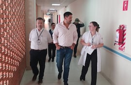 El diputado Mauricio Espínola (centro) junto a la directora de hospital, Lorena Ocampos, y otros funcionarios del nosocomio.