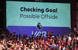 Tablero que muestra el chequeo del VAR en un estadio de la Premier League inglesa.