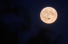 La misión europea Juice, que desde abril de 2023 viaja a Júpiter, acaba de lograr una de sus primeras hazañas, un vuelo de aproximación a la Luna como maniobra de asistencia gravitatoria para continuar, de manera correcta, con su trayectoria.