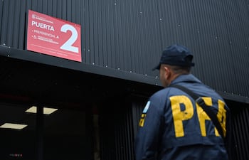 La Policía Federal Argentina ingresando al estadio Claudio "Chiqui" Tapia de Barracas Central cumpliendo una orden de registro de la Justicia argentina.