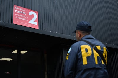La Policía Federal Argentina ingresando al estadio Claudio "Chiqui" Tapia de Barracas Central cumpliendo una orden de registro de la Justicia argentina.