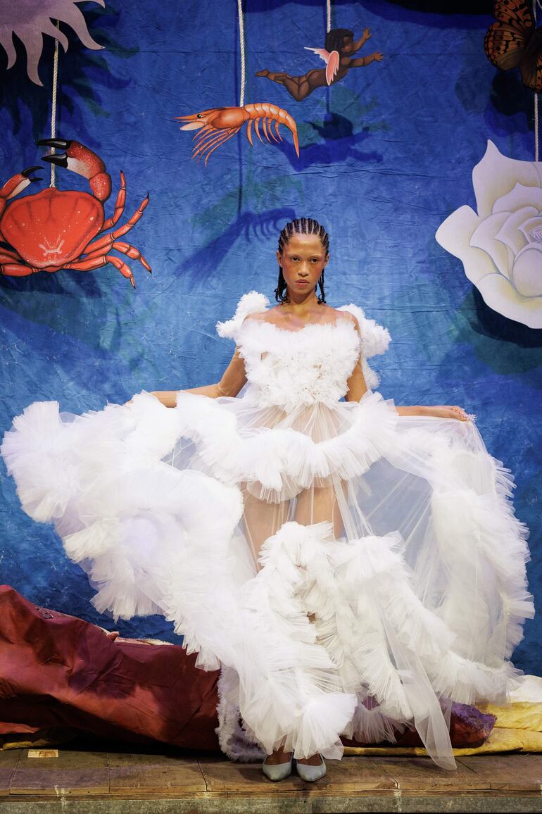 AME5327. SAO PAULO (BRASIL), 08/11/2023.- Modelos lucen prendas de la marca Helô Rocha, hoy, durante la Semana de la Moda de Sao Paulo 2023, en el Teatro Oficina, en Sao Paulo (Brasil). EFE/ Isaac Fontana.
