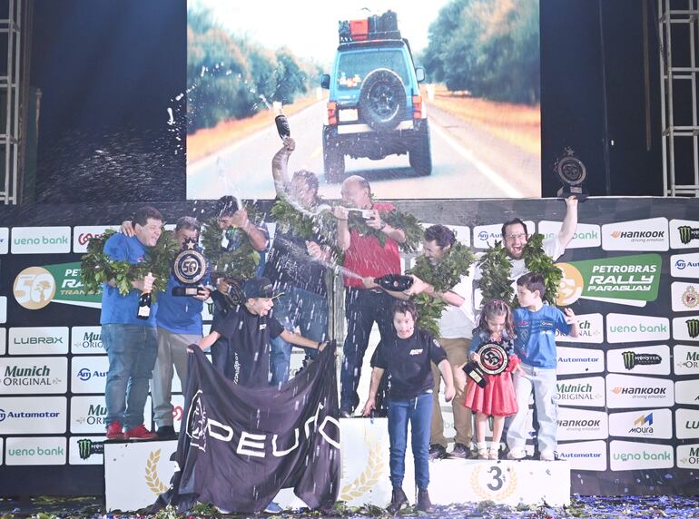 F2: Carlos Bogado y Enrique Benítez festejan junto a César Cruz/Jorge Arrúa y Diego Cruz/Ramiro Ayala.