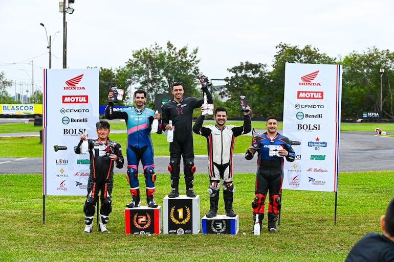 Festejo en el podio de los pilotos de la categoría GP Evo.